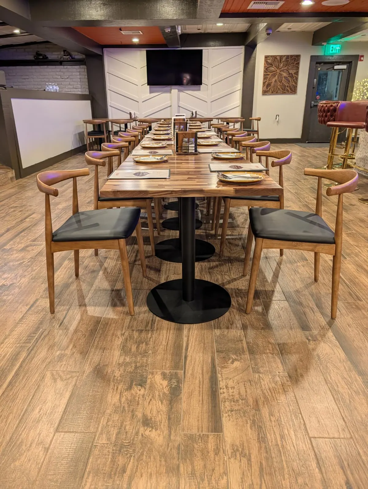 Sophisticated restaurant ambience with traditional touches