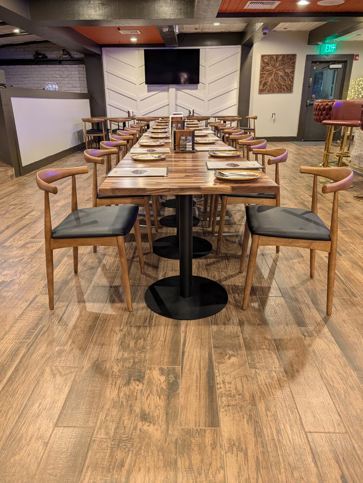 Sophisticated restaurant ambience with traditional touches